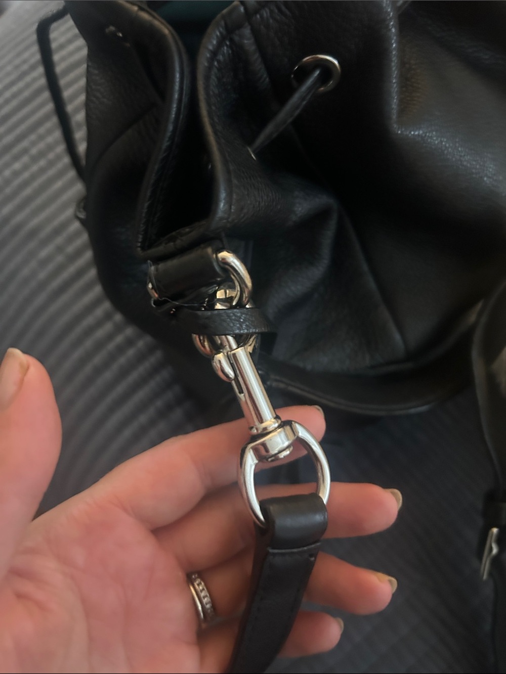 Black Leather Drawstring Bucket Bag - Coach brand from the outlet. - Picture 6 of 8